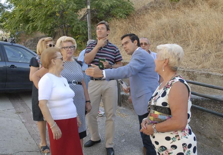 El alcalde con los vecinos del Barranco del Abogado. El alcalde con los vecinos del Barranco del Abogado.
