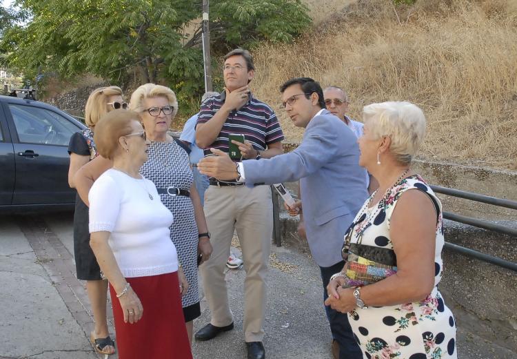 El alcalde con los vecinos del Barranco del Abogado.