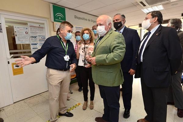 Jesús Aguirre en una visita al centro de salud del Zaidín.