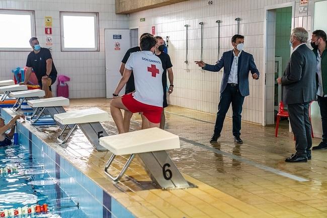 Visita del alcalde y el concejal de Deportes a la instalación.