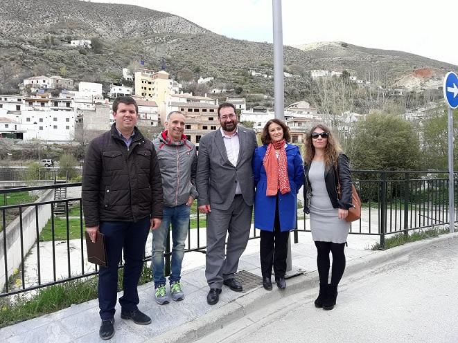 Autoridades de Educación y Monachil, junto a la parcela prevista para el colegio.