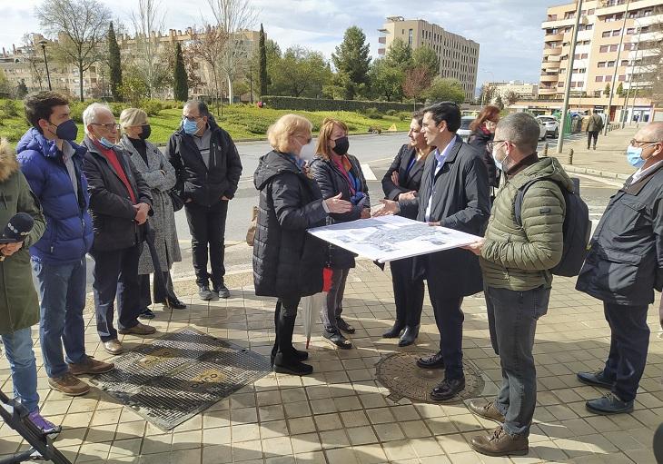 El alcalde explica la reordenación del tráfico en el barrio de Albayda. 