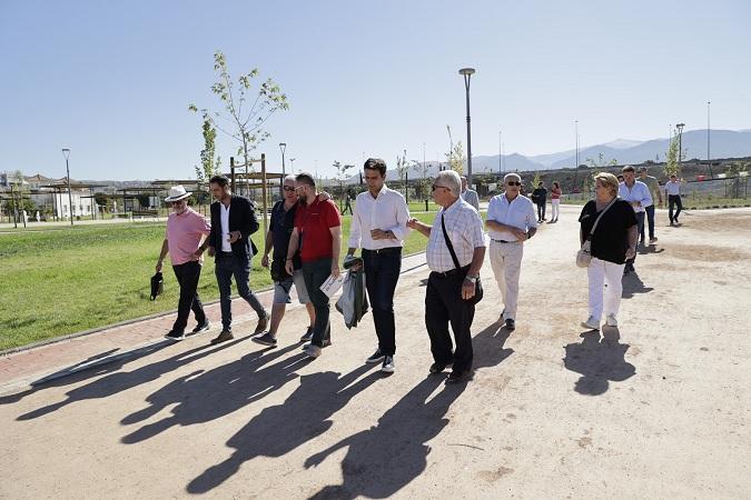 El alcalde, con representantes vecinales, en el nuevo parque. 