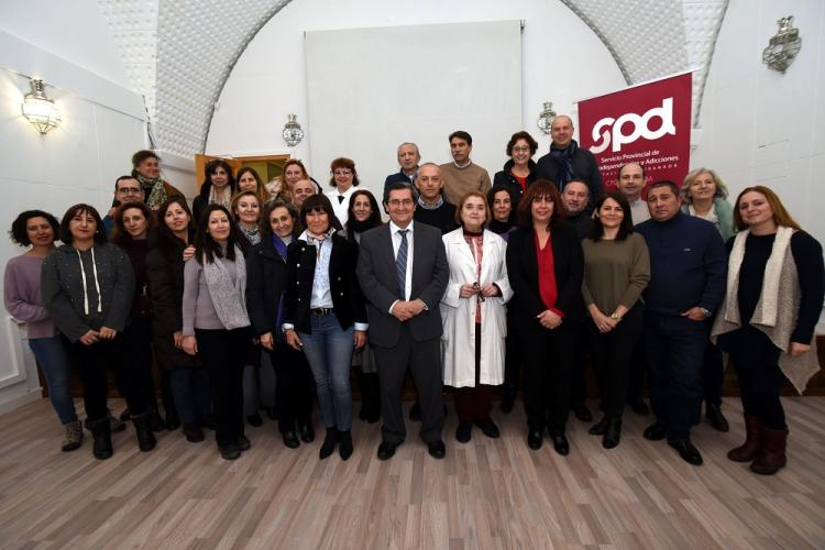 El personal del centro provincial con el presidente de la Diputación y la diputada de Bienestar Social. El personal del centro provincial con el presidente de la Diputación y la diputada de Bienestar Social.