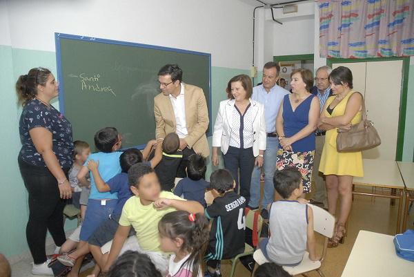 El alcalde y la consejera durante su visita a la escuela de verano en Norte.