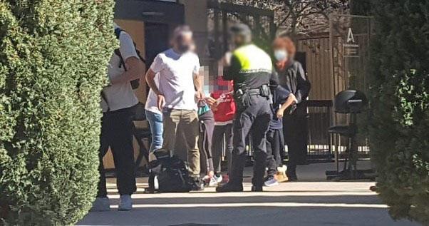 La imagen recoge el momento de la actuación policial.