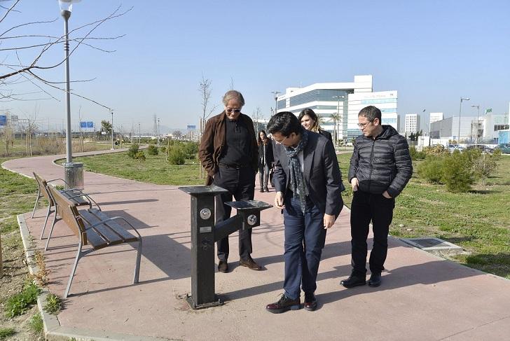 El alcalde observa una de las fuentes, que han estado inservibles la mayor parte del tiempo desde que se abrió el parque.