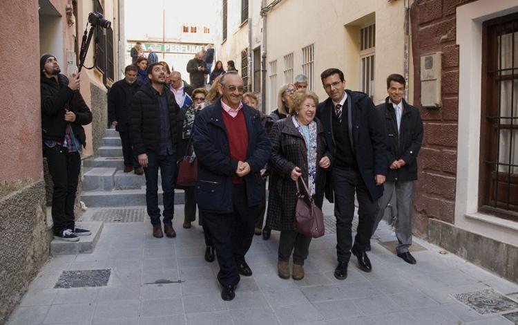 El alcalde charla con vecinos en la visita de obras al Realejo.