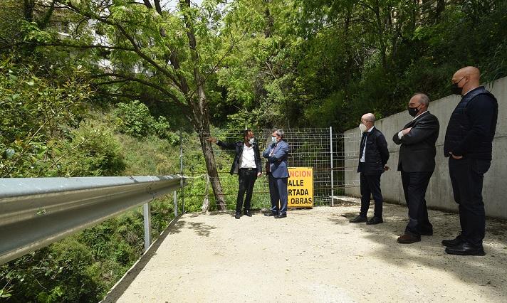 El nuevo acceso incluye una plataforma para salvar un barranco El nuevo acceso incluye una plataforma para salvar un barranco.