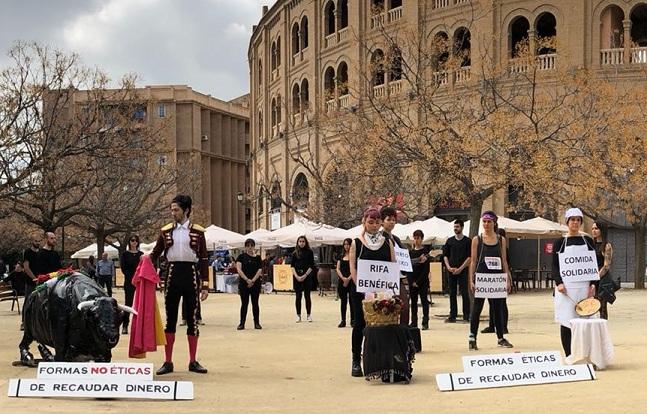 Montaje de los activistas junto a la Plaza de Toros. 