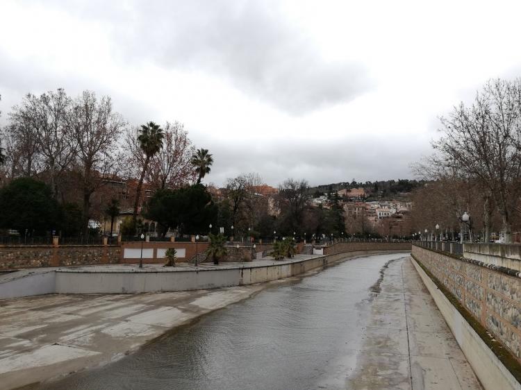 Vista del Genil y el embarcadero desde el 'Puente de los Sánchez', este viernes. 