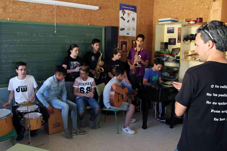 Los alumnos ensayan el concierto.