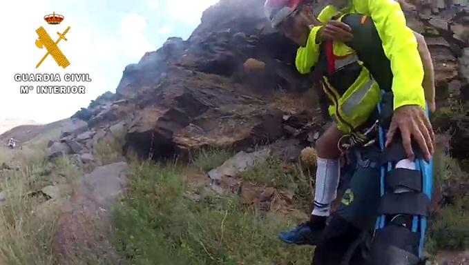 Un agente lleva a un accidentado, con una pierna inmovilizada Un agente lleva a un accidentado, con una pierna inmovilizada.