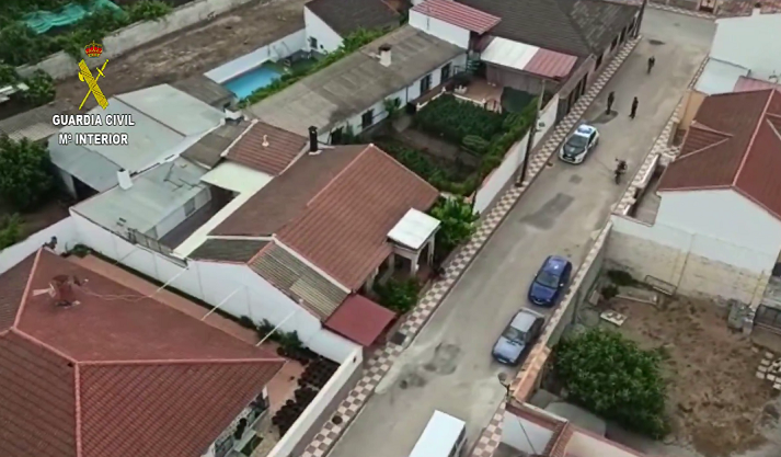 Imagen aérea del dispositivo de la Guardia Civil junto a unas de las viviendas. 