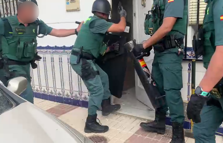 Momento en que los agentes entran en la vivienda del detenido.