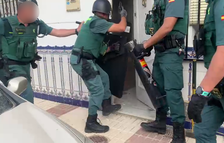 Momento en que los agentes entran en la vivienda del detenido. 