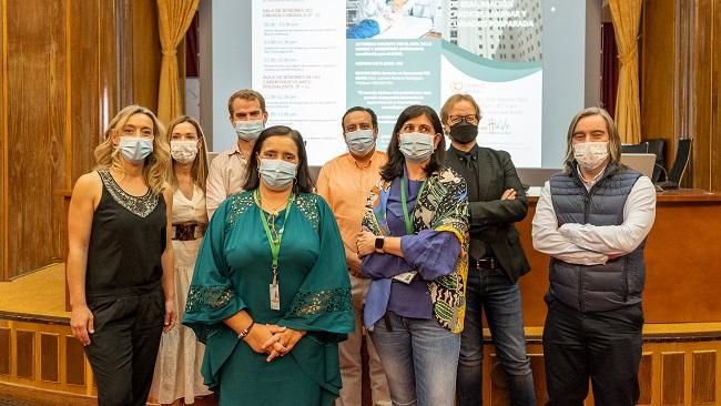 La directora gerente, junto a profesionales del Virgen de las Nieves.