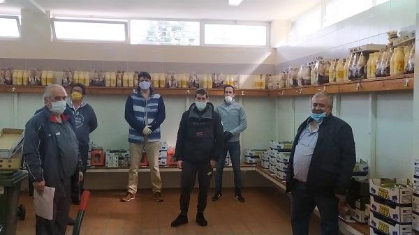 Miembros de la asociación de vecinos en el pabellón donde reunían los alimentos para repartirlos entre las familias del barrio.