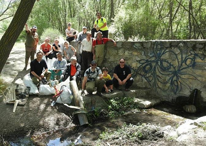 Voluntarios, con bolsas de residuos, en la Fuente de la Pita Voluntarios, con bolsas de residuos, en la Fuente de la Pita.