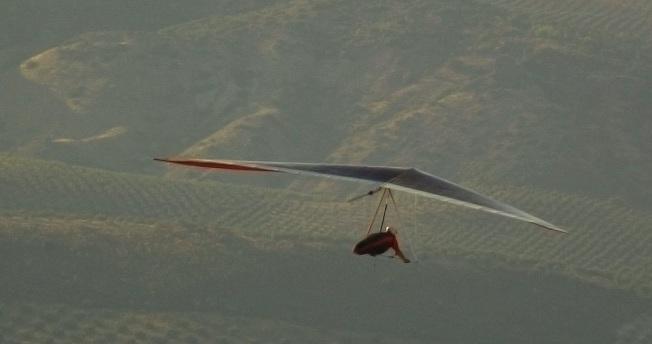 Un piloto en ala delta por el cielo de Loja. 