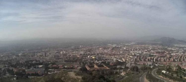 Imagen de la calima sobre Granada a través de la webcam de Medio Ambiente del Ayuntamiento de Granada, ubicada en la Carretera de Murcia, a las 13.11 horas de este viernes. 