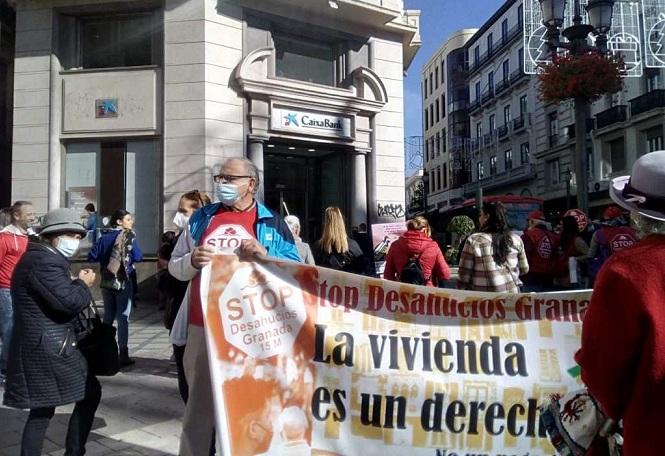 Concentración frente a la sucursal de CaixaBank de Puerta Real. 