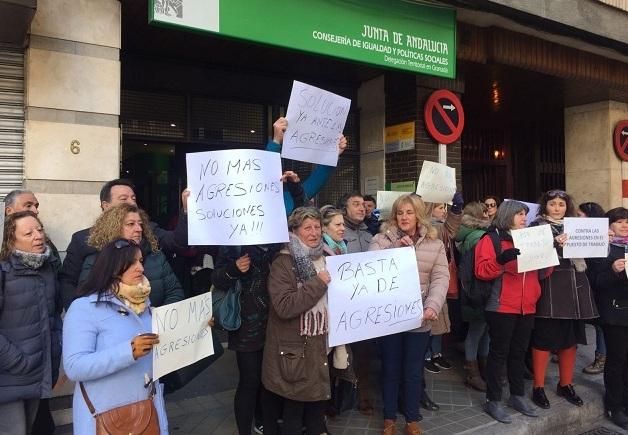 Concentración ante la Delegación de la Junta en Ancha de Gracia. 