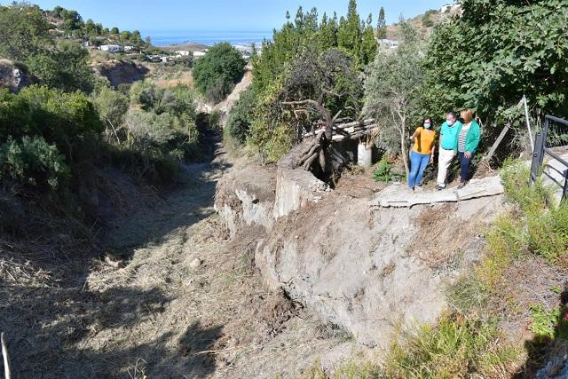 Limpieza de la rambla La Garnatilla, en Motril.