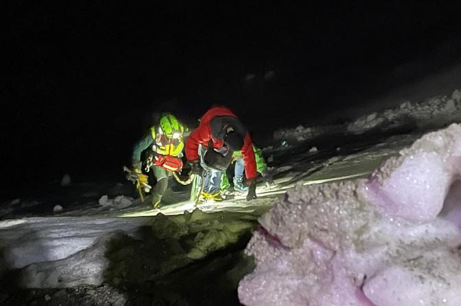 El rescate fue complicado y laborioso por la fuerte pendiente y el hielo. 