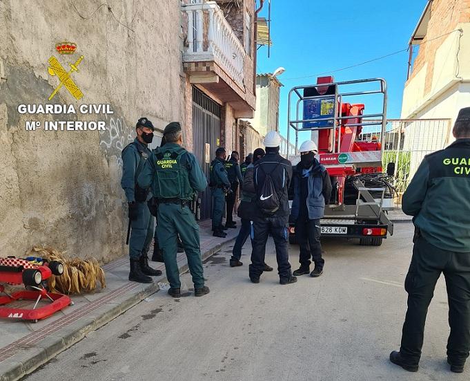 Operativo policial en una calle de Atarfe.