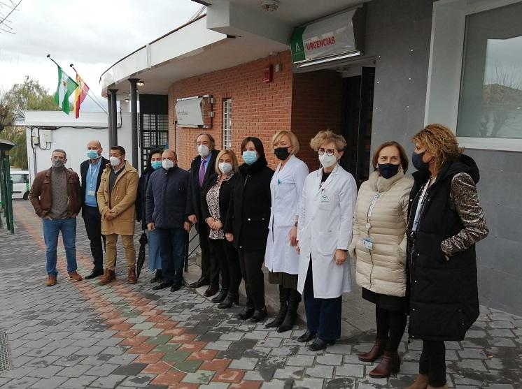 Personal sanitario y de la Junta, en la puerta de Urgencias de La Zubia.