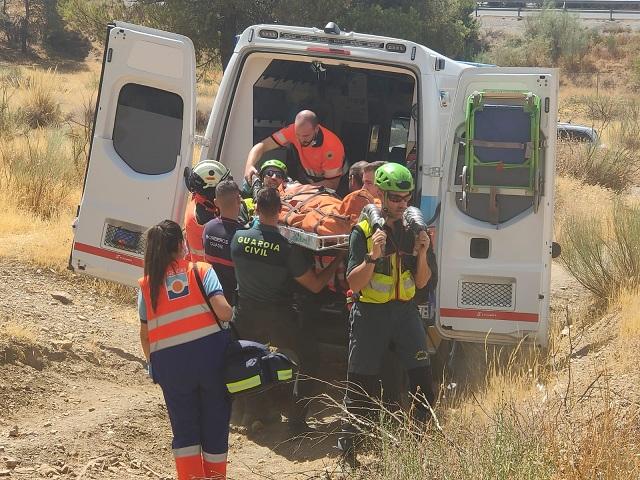 Evacuación de uno de los rescatados en Guadix. 