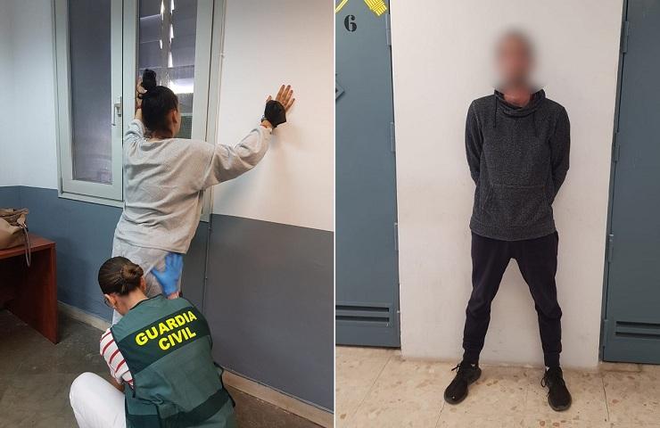 La pareja detenida, ella mientras era cacheada por un agente.