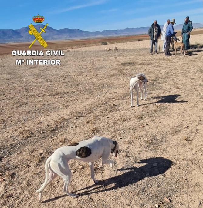 Los agentes, con los cazadores furtivos y los galgos en primer plano. 