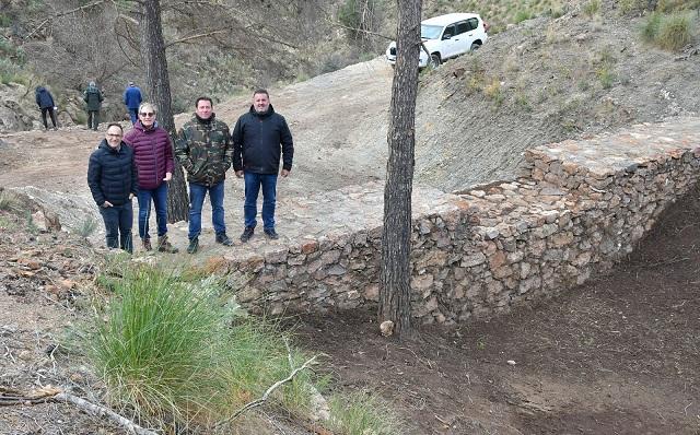 Albarrada (muro de piedra) para evitar la erosión y pérdida de suelo. 