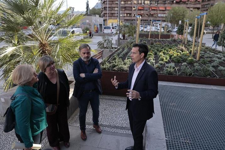 Alcalde y ediles, junto a una gran jardinera en la plaza Einstein.