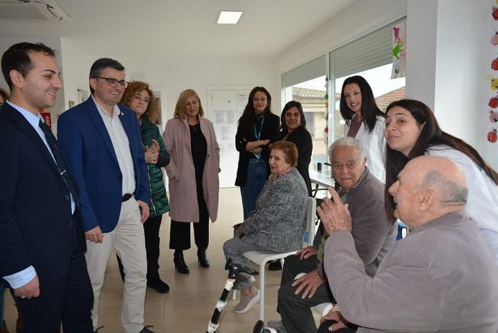 Algunas de las personas mayores, a la dcha., que han recibido el servicio. 