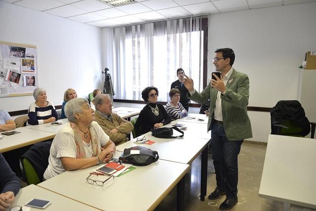 El alcalde explica cómo acceder al servicio wifi en el centro cívico de Beiro.