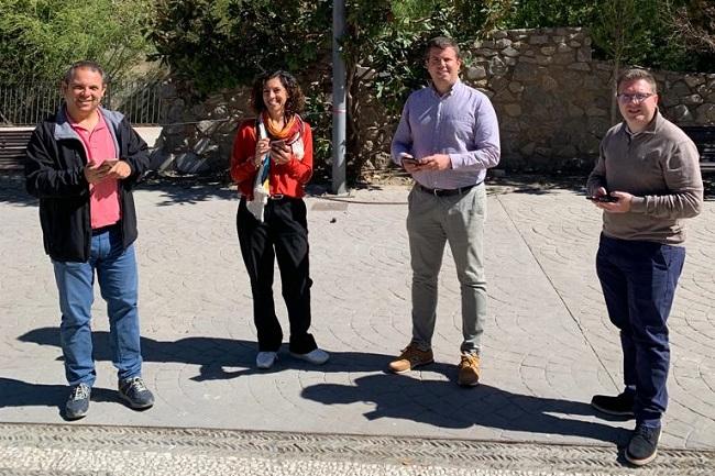 El alcalde y varios concejales del Equipo de Gobierno supervisan la instalación de los nuevos puntos WIFI en Monachil.