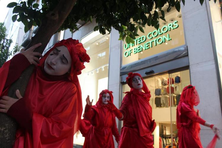 La Brigada Roja, durante su perfomance por el centro de Granada. 