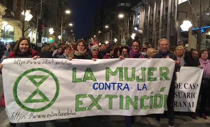 Activistas de Extinction Rebellion Granada, durante la manifestación del 8 de marzo.