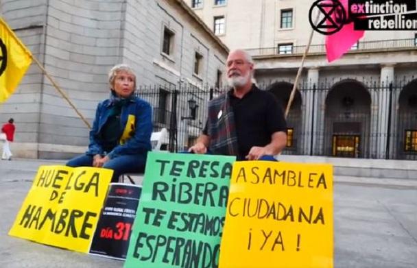 Los dos activistas de XR, durante los últimos días de huelga de hambre frente al Ministerio.