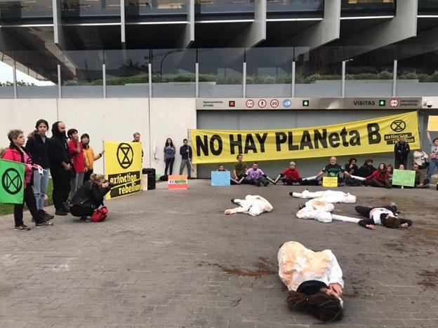 Bloqueo de la entrada a la sede de Repsol en Madrid, en el que han participado una docena de miembros de XR Granada