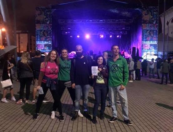 Miembros de Extinction Rebellion, en el Zaidín Rock Miembros de Extinction Rebellion Granada, en el Zaidín Rock.
