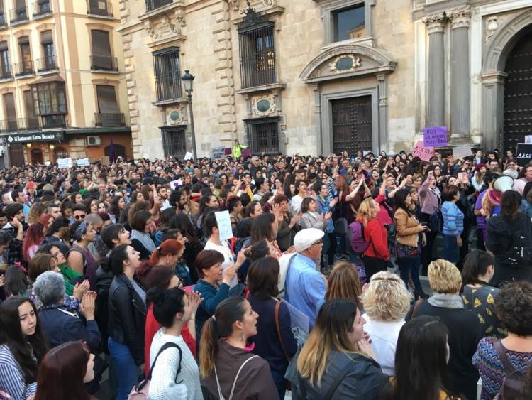 Miles de personas se han concentrado a las puertas del TSJA y han marchado después hacia la Fuente de las Batallas.