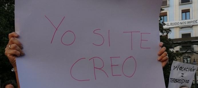 Detalle de un cartel en una concentración contra la violencia hacia las mujeres.