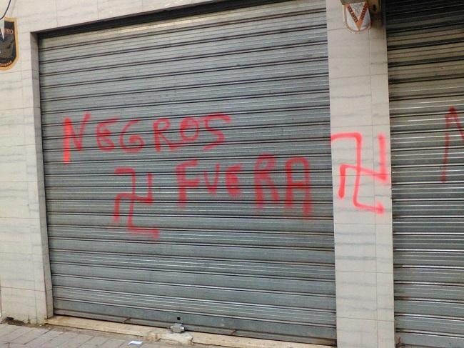 Repugnante pintada en un comercio del Zaidín. Repugnante pintada en un comercio del Zaidín.
