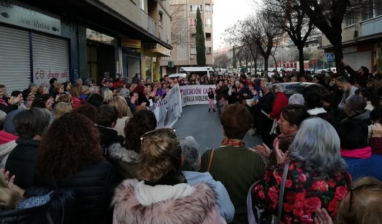 Concentración a las puertas de la vivienda de Ana, donde fue asesinada el pasado sábado.