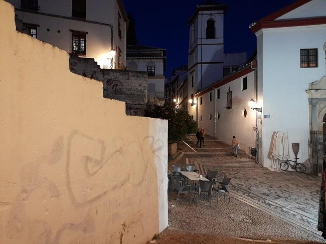 Zona reencalada por los vecinos recientemente en la Plaza de San Gregorio.