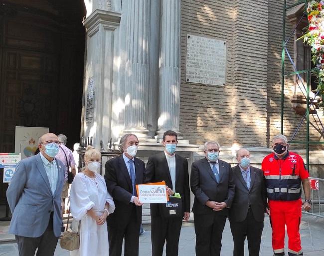 El delegado de Salud y el director del 061 con los responsables de la Basílica.